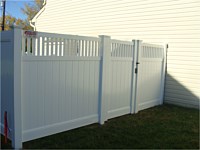 <b>PVC Privacy Fence with Closed Spindle Top</b>